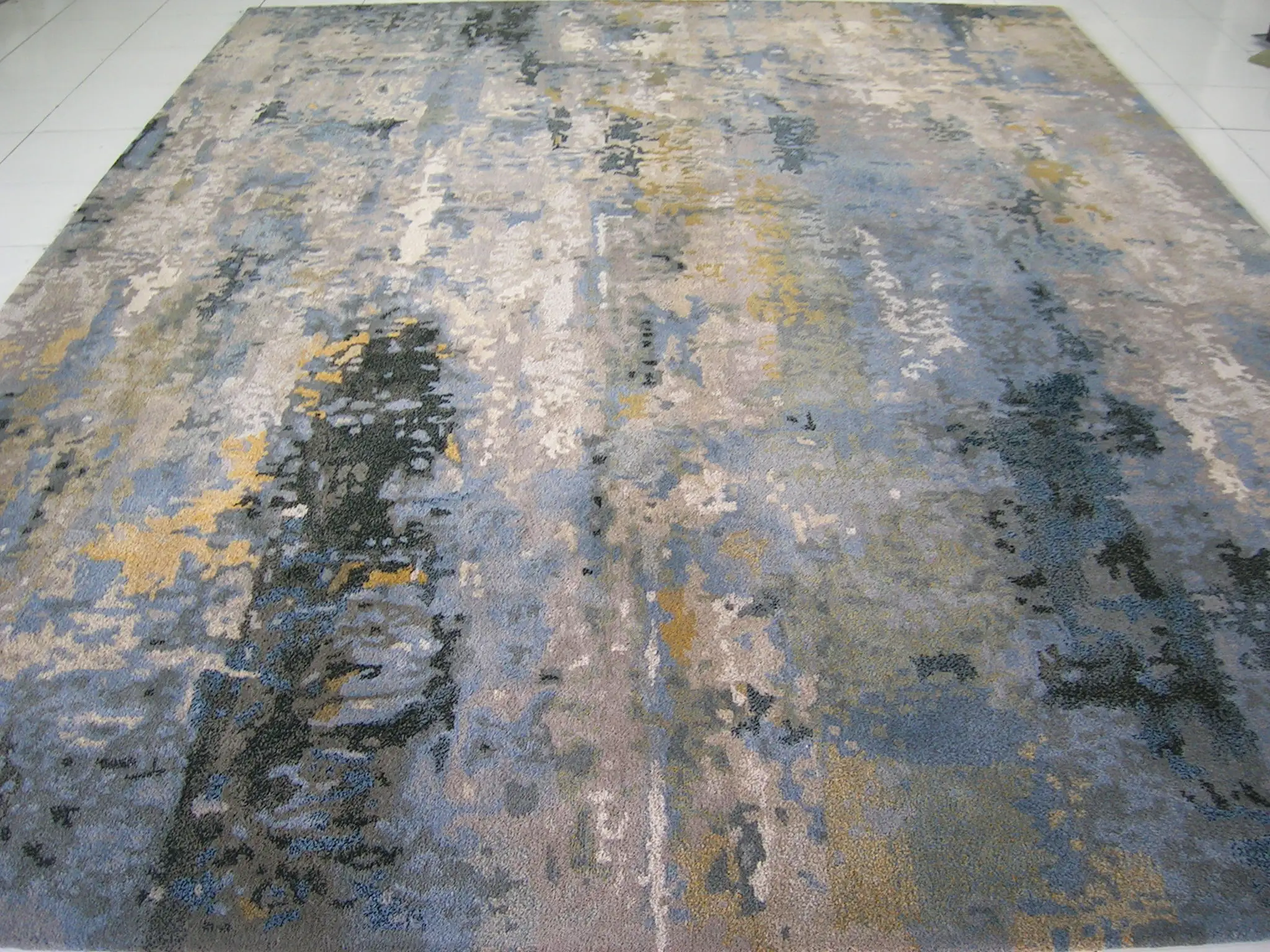 Karpet wool tebal dengan teema abstrak