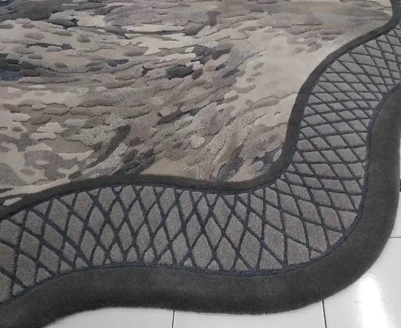 Karpet wool unik bentuk tak beraturan dengan garis melengkung dan mengalir
