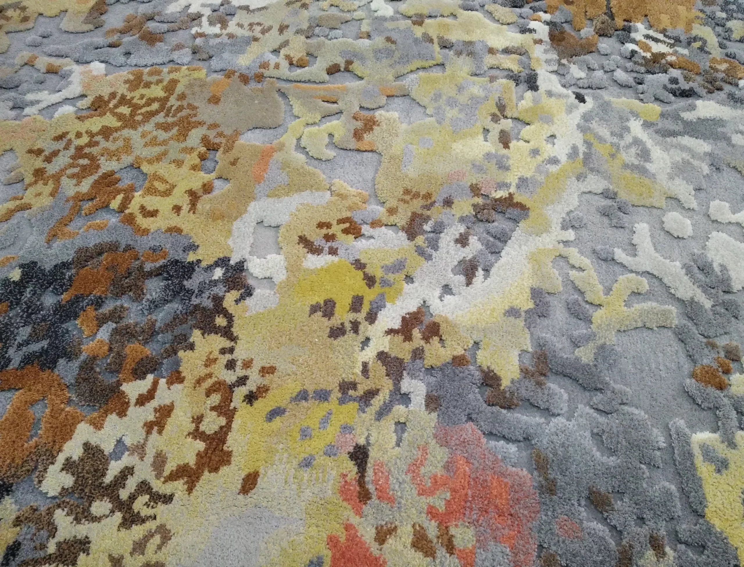 Karpet wool bertekstur tebal dengan efek 3 dimensi