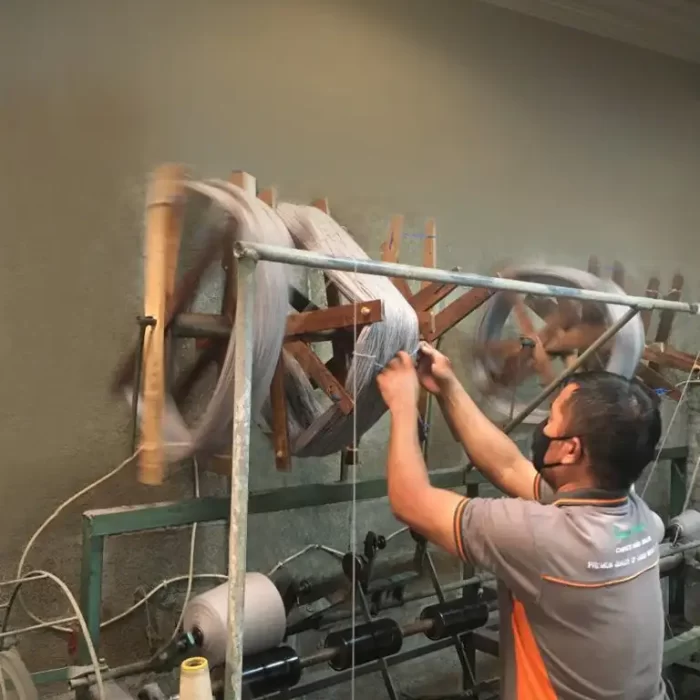 Proses Winding untuk memintal benang sebelum proses Tufting