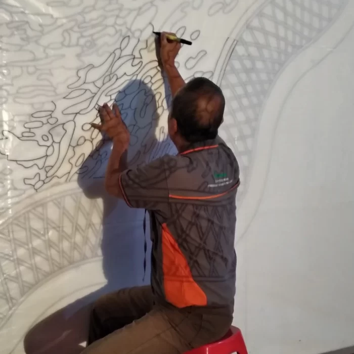 Drawing process on the canvas or backing fabric